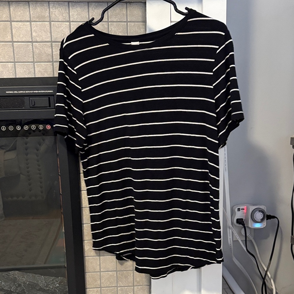 Old Navy Striped Short Sleeve Tee in Black and White
